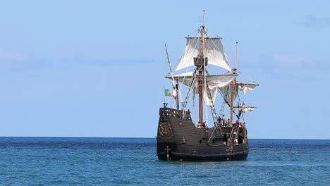 Flaggschiff-Manöver,-Nachbildung-Der-Santa-María-De-La-Inmaculada-Concepción-Oder-La-Santa-María,-Ursprünglich-La-Gallega,-Unter-Der-Führung-Von-Christoph-Kolumbus-Auf-Ihrer-Ersten-Reise-über-Den-Atlantik-Im-Jahr-1492