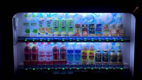 Japanischer-Verkaufsautomat-In-Japan-Mit-Grünen-Lichtern,-Die-Nachts-Blinken