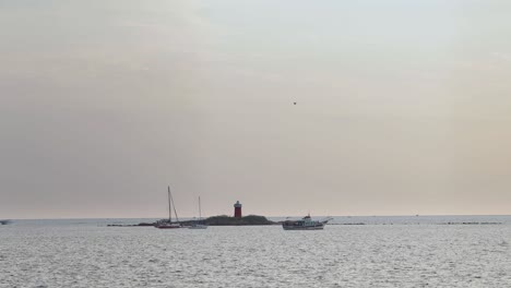 Ein-Meerblick-Mit-Schnellbooten-Und-Schiffen-In-Alghero-Auf-Der-Insel-Sardinien-Nach-Sonnenuntergang
