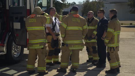 Feuerwehrleute-Treffen-Sich,-Um-über-Eine-Notfallübung-Zu-Sprechen,-Die-Sie-Durchführen-Werden