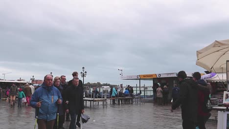 Multitud-De-Turistas-Caminando-Por-El-Paseo-Marítimo-De-Venecia-En-Un-Día-Gris