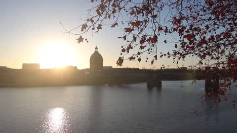 Europäische-Stadt-Mit-Fluss-Und-Einem-Wunderschönen-Sonnenuntergang-Im-Winter