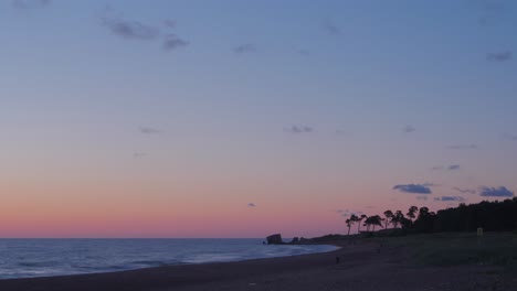 Zeitraffer-Eines-Wunderschönen-Malerischen-Strandblicks-Nach-Sonnenuntergang,-Weitwinkelaufnahme