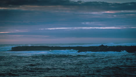 4K-Zeitraffer-Des-Sonnenuntergangs-über-Dem-Pazifischen-Ozean-Und-Einem-Steg-In-Bandon,-Oregon,-Dramatischer-Himmel-Und-Wilde-Wellenbewegung