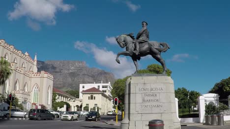 Zeitraffer-Der-Louis-Botha-Statue,-Die-Einen-General-Auf-Einem-Pferd-Darstellt