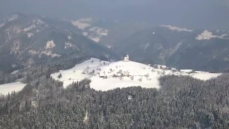 Die-Malerische-Kirche-Von-Sveti-Tomaz-Auf-Der-Spitze-Des-Hügels-In-Zentralslowenien-Im-Winter