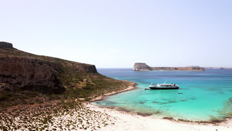 Luftvorbeiflug-Von-Strandbesuchern,-Die-An-Einem-Schönen-Sonnigen-Tag-Ein-Boot-Am-Strand-Von-Balos-Im-Norden-Kretas-Besteigen