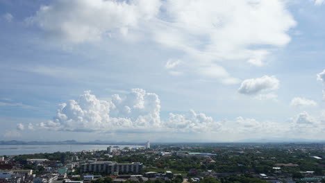 Pattaya-Thailand---Ca.-Zeitrafferansicht-Von-Oben-Auf-Die-Stadt-Pattaya-Mit-Dem-Geschäftigen-Fließenden-Verkehr-Und-Den-Wolkenkratzern-Im-Hintergrund