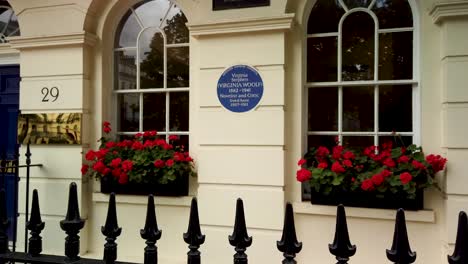 Blue-plaque-showing-former-house-of-novelist-and-critic,-Virginia-Woolf-on-Fitzroy-Square,-London,-UK