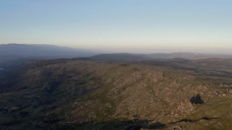 Bergtal-Bei-Sonnenaufgang-Aufgenommen.-Von-Einer-Drohne-Erschossen