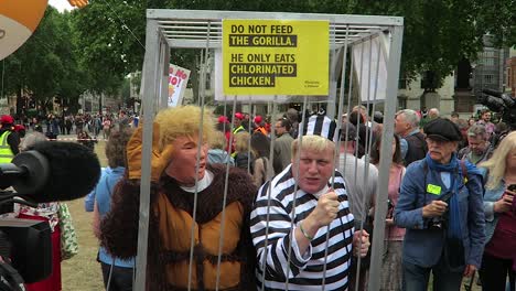 El-Personaje-De-Boris-Johnson-Junto-Con-El-Personaje-De-Donald-Trump-Hablando-En-Una-Jaula-Durante-La-Visita-De-Estado-Del-Presidente-Donald-Trump-Al-Reino-Unido