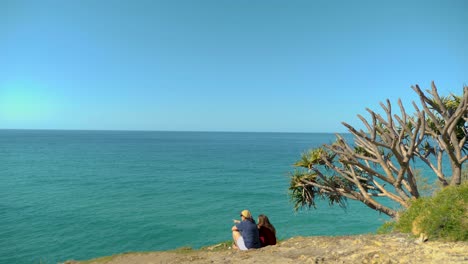 Touristen-Sitzen-Auf-Point-Lookout-North-Stradbroke-Island,-Queensland,-Australien