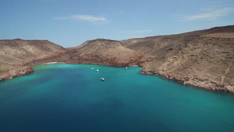 Aerial-shot-of-a-inlet,-boats-and-little-beaches-in-the-Partida-Island,-Archipielago-Espritu-Santo-National-Park,-Baja-California-Sur
