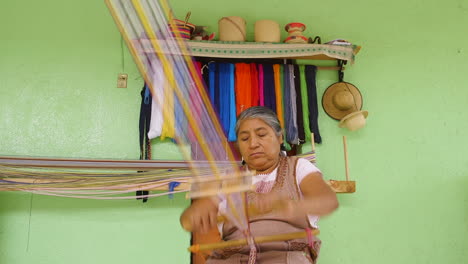 Zapotekische-Frauen,-Die-Handwerk-In-Oaxaca-Weben
