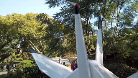 Kippen-Sie-Eine-Riesige-Origami-Kranich-Skulptur-In-Den-Japanischen-Gärten-Von-Buenos-Aires