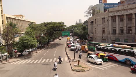 Vista-De-Pájaro-De-Los-Vehículos-Que-Se-Mueven-En-La-Señal-De-Tráfico-Bengaluru,-Karnataka,-India