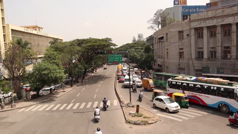 Vogelperspektive-Auf-Fahrzeuge,-Die-Sich-An-Der-Ampel-Bewegen,-Bengaluru,-Karnataka,-Indien