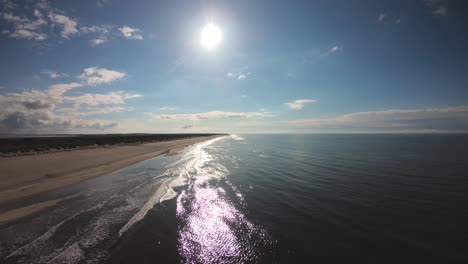 Wunderschöne-Meereswellen,-Die-An-Einem-Perfekten-Sonnigen-Tag-An-Der-Küste-Krachen,-Drohnenaufnahmen