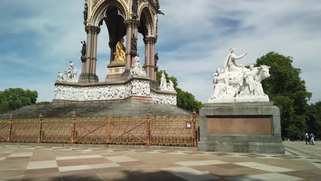 Das-Albert-Denkmal-In-Kensington-Gardens-Und-In-Der-Nähe-Der-Royal-Albert-Hall,-In-Auftrag-Gegeben-Von-Königin-Victoria,-London,-Vereinigtes-Königreich