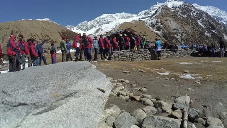 Montañeros-Del-Himalaya-En-Su-Colonia-De-Tiendas-De-Campaña-Durante-La-Pausa-Del-Té,-Alto-Himalaya,-Uttarakhand,-India