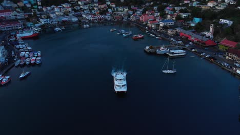 Osprey-Fähre-Verlässt-Den-Hafen-In-St.-George,-Grenada