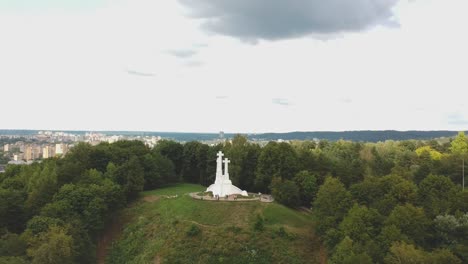 Luftaufnahme,-Die-Sich-Vom-Denkmal-Der-Drei-Kreuze-In-Vilnus,-Litauen,-Entfernt