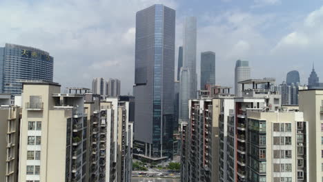 Bloque-De-Vida-En-El-Centro-De-Guangzhou-Con-Edificios-De-Oficinas-Cbd-En-Segundo-Plano-En-Un-Día-Soleado-Por-La-Tarde
