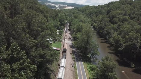 Dron-De-4k-Descendiendo-En-Un-Tren-En-Movimiento