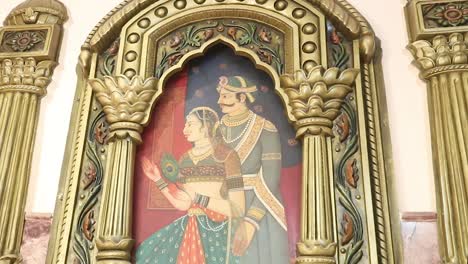 Low-Angle-Aufnahme-Einer-Wandmalerei-Im-Südindischen-Tempel