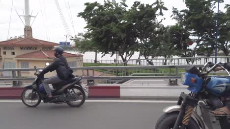 Verkehr-Auf-Der-Straße-Entlang-Der-Uferpromenade-Von-Ho-Chi-Minh-Stadt