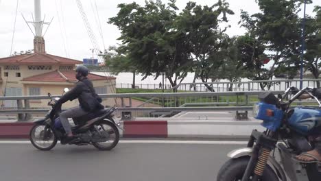 Tráfico-En-La-Carretera-A-Lo-Largo-De-La-Zona-Ribereña-De-La-Ciudad-De-Ho-Chi-Minh