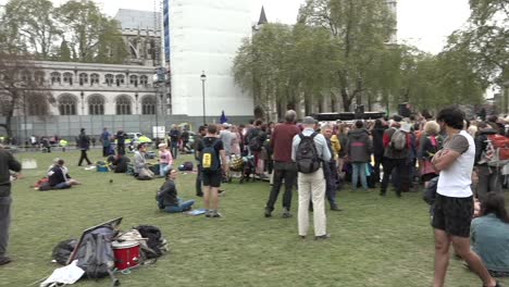 Menschenmengen-Versammeln-Sich,-Um-Den-Rednern-Beim-Extinction-Rebellion-Protest-Auf-Dem-Parliament-Square-In-London,-Großbritannien,-Zuzuhören