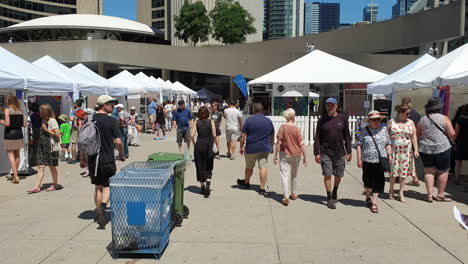 Gente-Caminando-Y-Comprando-En-La-Feria-De-Arte-De-Toronto-En-Ontario,-Canadá