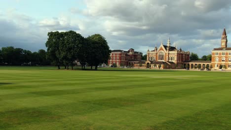 Panning-shot-of-University-in-London