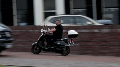 Netherlands:-Electric-Hemp-Scooter-Aims-High-As-Eco-Alternative