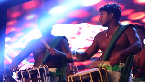 Un-Grupo-De-Artistas-Interpretando-Chenda-Melam-singari-Melam-En-Un-Festival-Universitario-De-Arquitectura-En-Kerala