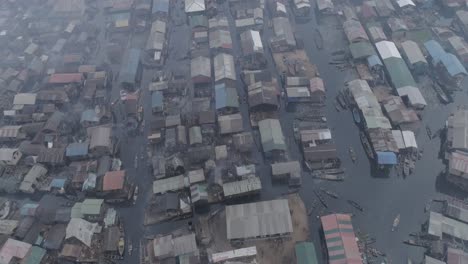 Nahaufnahme-Einer-Ariel-Ansicht-Einer-Slumgemeinde-In-Lagos,-Nigeria
