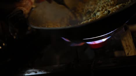 Schuss-Eines-Straßenverkäufers,-Der-Sein-Indonesisches-Essen-Kocht,-Um-Es-In-Einem-Topf-über-Einer-Flamme-Zu-Verkaufen