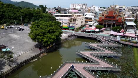 A-timelapse-of-The-Dragon-and-Tiger-Pagodas-Bridge-in-Kaohsiung,-Taiwan