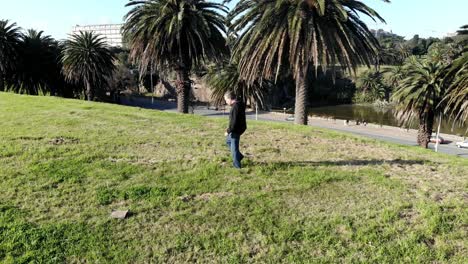 Hombre-Caminando-En-El-Parque-Montevideo-Uruguay