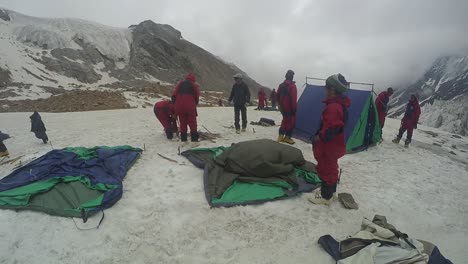 Montaje-De-Carpas-Por-Montañeros-Del-Himalaya-Para-Su-Estadía-En-Los-Picos-Nevados-Del-Alto-Himalaya