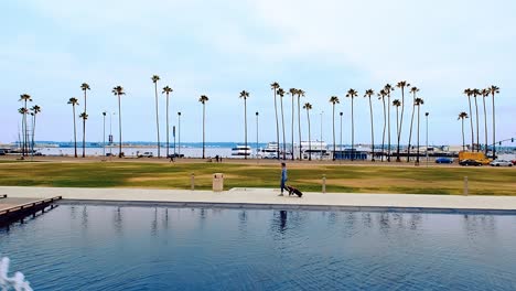 Paseo-De-La-Fuente-De-San-Diego-En-Cámara-Lenta-Con-El-Océano-Y-Las-Palmeras-En-El-Fondo