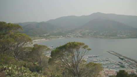 Hermosa-Vista-Sobre-El-Puerto-De-La-Selva-Desde-La-Cima-De-Una-Montaña