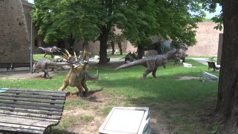 Dies-Ist-Eine-Aufnahme-Realistischer-Dinosaurier-Im-Dinopark-Rund-Um-Den-Großen-Baum
