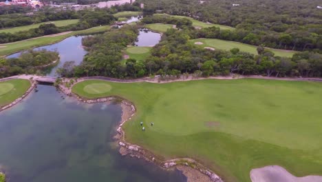 Beobachten-Sie-Von-Der-Höhe-Aus-Den-Wunderschönen-Golfplatz-Von-Bahia-Principe-In-Quintana-Roo,-Der-Zum-Sporteln-Einlädt