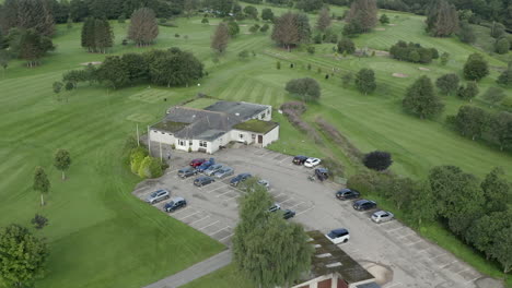Una-Vista-Aérea-Del-Club-De-Golf-Turriff,-Aberdeenshire,-En-Una-Mañana-Nublada
