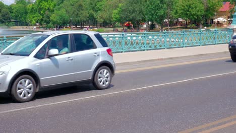 Autos-Pasando-Por-El-Puente-En-Kós-Károly-Promenade,-Continuar-Tiro-1