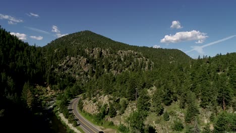 Ein-Kurzer-Drohnenflug-über-Einer-Straße-Inmitten-Der-Rocky-Mountains-In-Der-Nähe-Von-Estes-Park,-Colorado