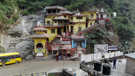 Luftaufnahmen-Eines-Hinduistischen-Tempels-Am-Straßenrand-In-Den-Bergen-In-Nepal