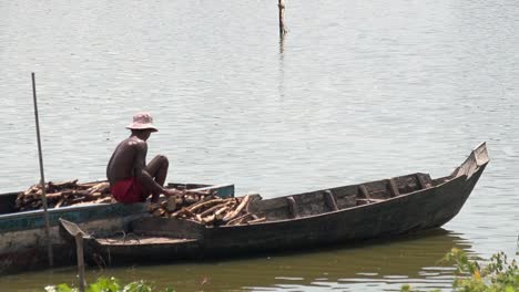 Hombre-Clasificando-Leña-En-Barco